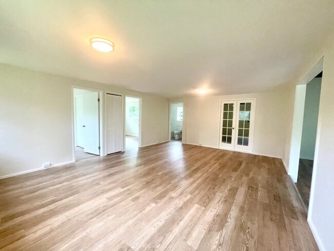 Building Photo - 3 Bedroom plus Office and 2.5 Bath for ren...