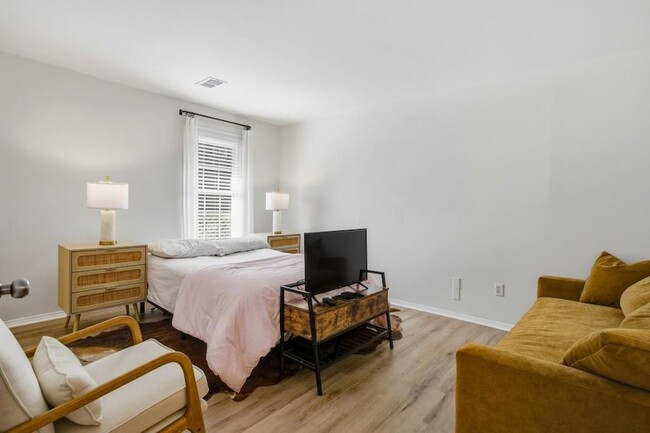 Building Photo - 1407 Vicksburg Pl