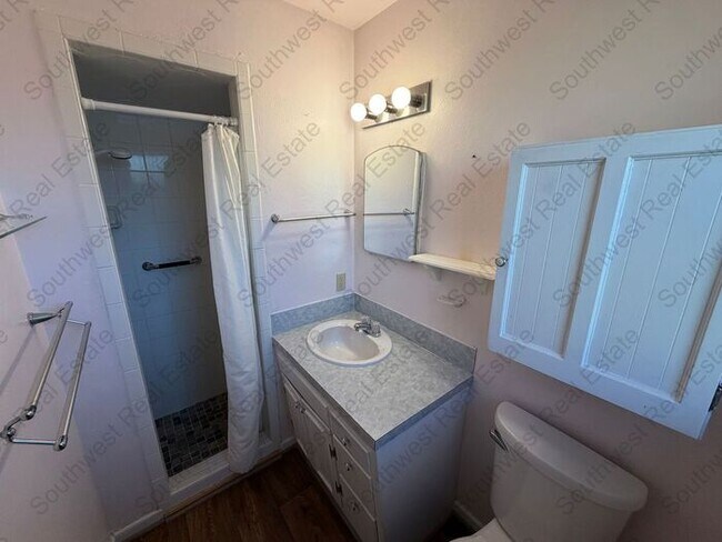 Building Photo - Spacious 4 Bedroom 2 Bathroom Home