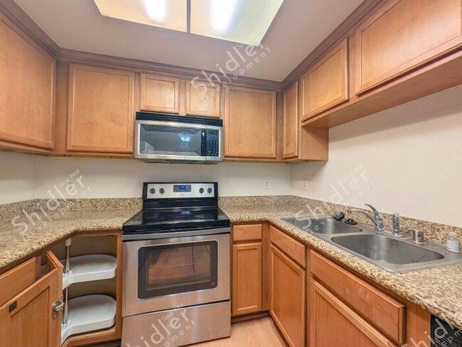 Building Photo - 2 Bed 1 Bath No one Above You