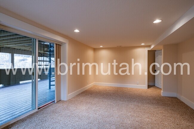 Building Photo - 105 Young Oak Rd