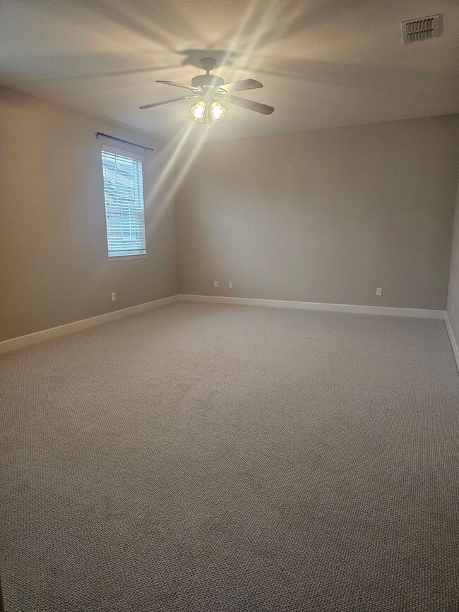 Building Photo - Beautiful 3 Bd 2 Bath home - Available NOW