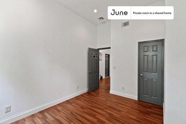 Building Photo - Room in Shared 4 bed/1 bath home