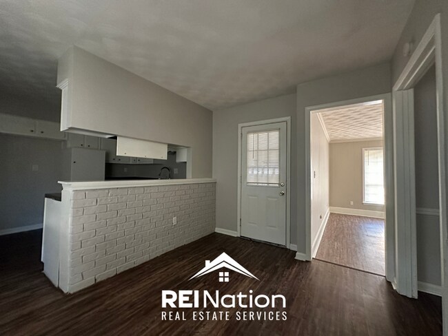 Building Photo - Spacious 4BR/2BA Memphis Rental with 2-Car Garage, Hardwood Floors & Fireplace