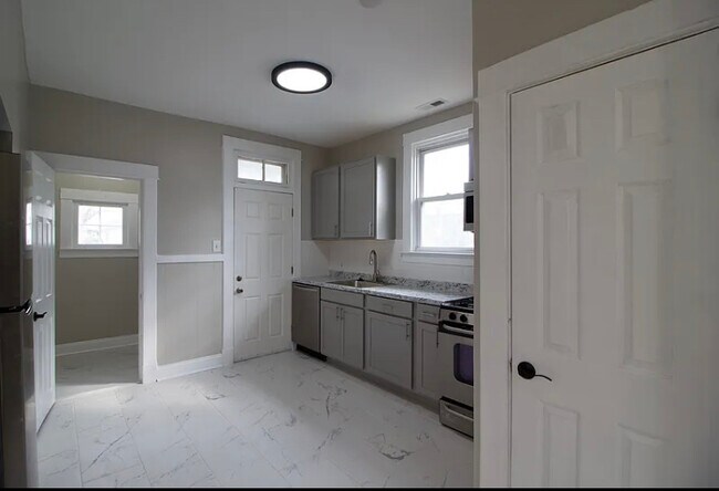 Building Photo - 403 Kingston Rd