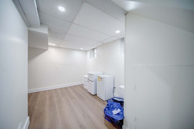 Building Photo - Massive 10 Bedroom Newly Renovated House P...