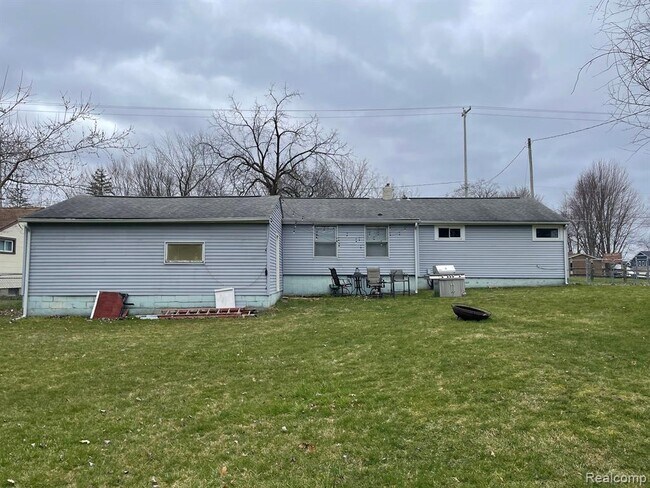 Building Photo - 2434 N Long Lake Rd