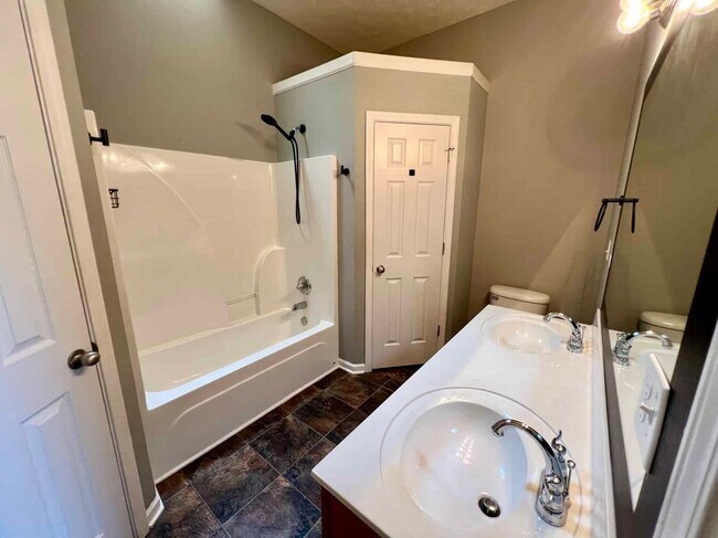 Building Photo - 3 Bed 2 Bath Brick Ranch *Fenced Backyard* in Christiana