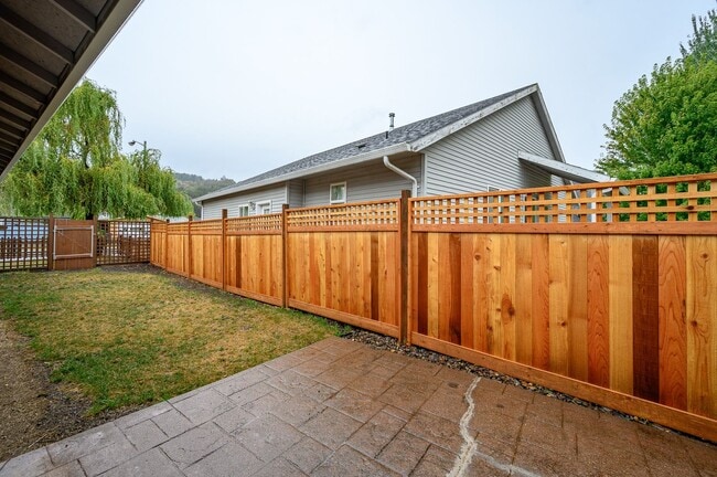 Building Photo - Newly Renovated 3 Bedroom, 2 Bath House in Sheridan