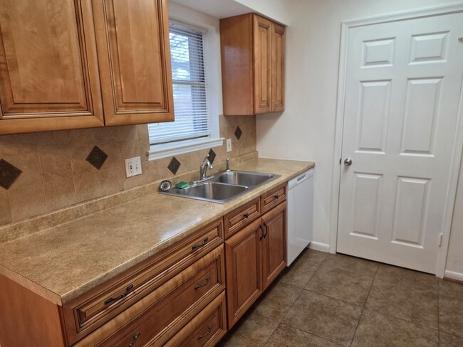 Building Photo - 2121 Redwood St