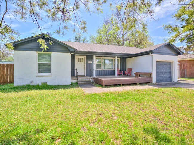 Building Photo - Beautiful Home Just Minutes from the OU Campus!