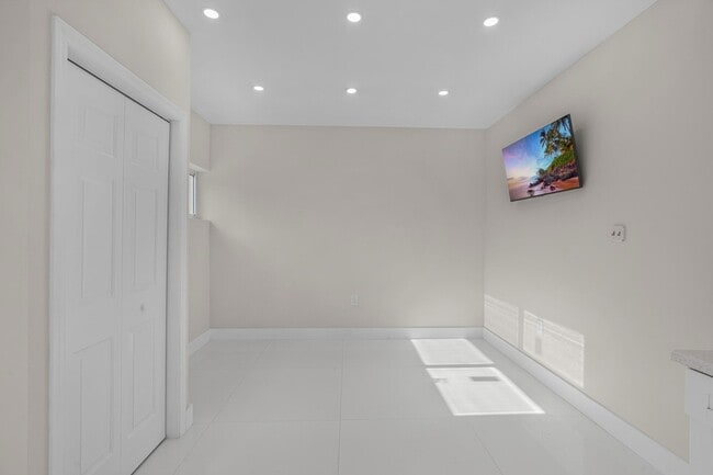 Building Photo - 724 NE 2nd St