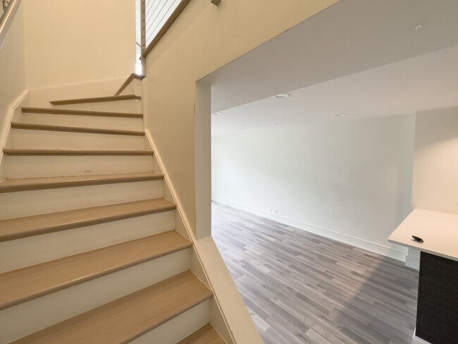 Building Photo - 949 W Grace St