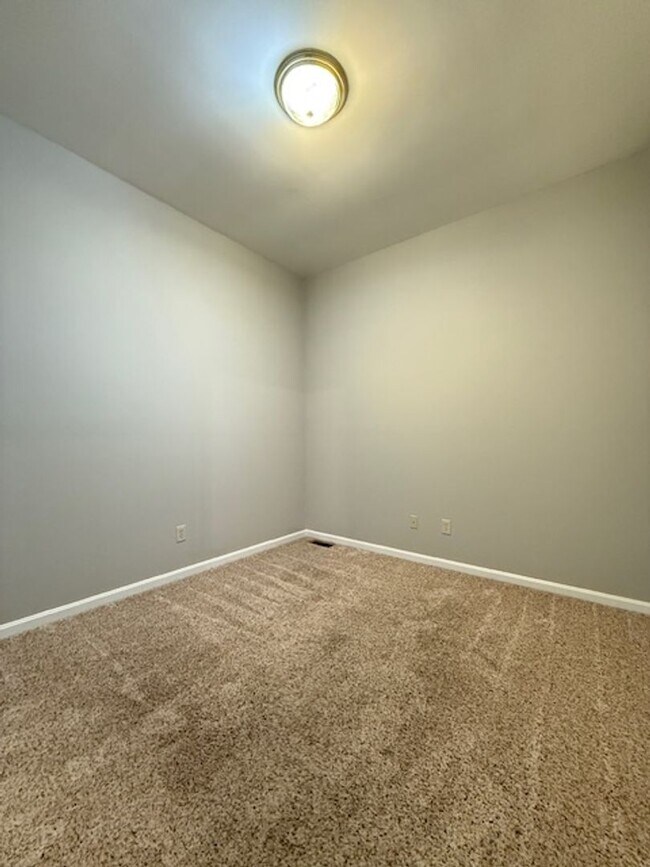 Building Photo - Triple Crown 2 bed 2 1/2 bath