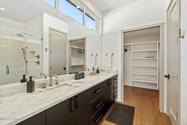 Building Photo - 6916 E 2nd St