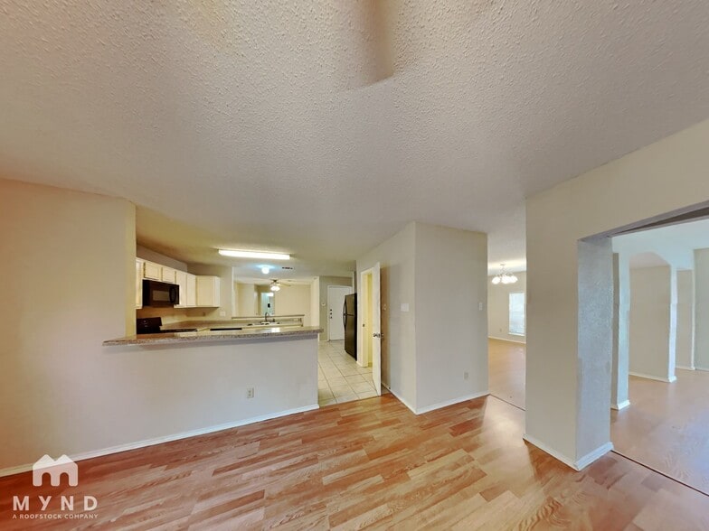 Building Photo - 3205 Meadowview Dr
