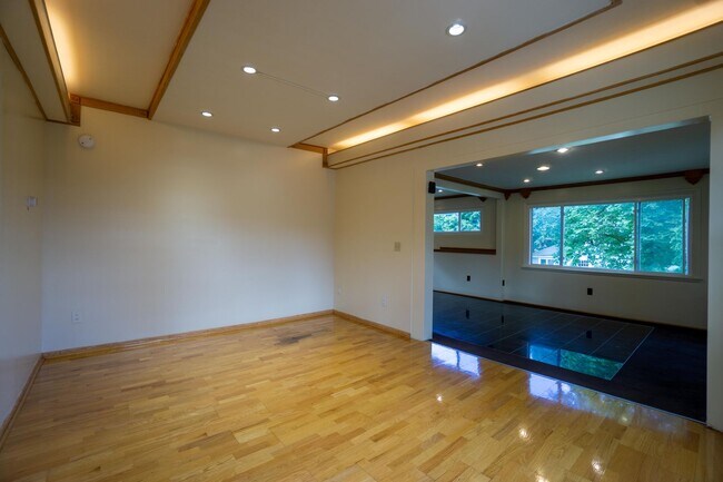 Building Photo - Apartment with Hardwood Floors Near Food C...