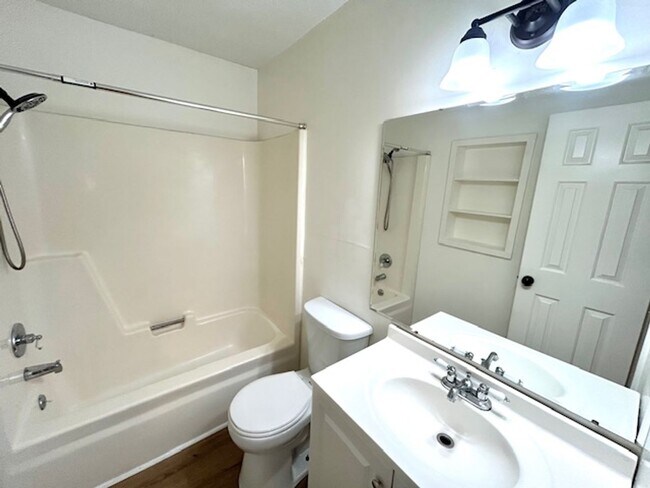 Building Photo - 4425 Bonnell Dr NW