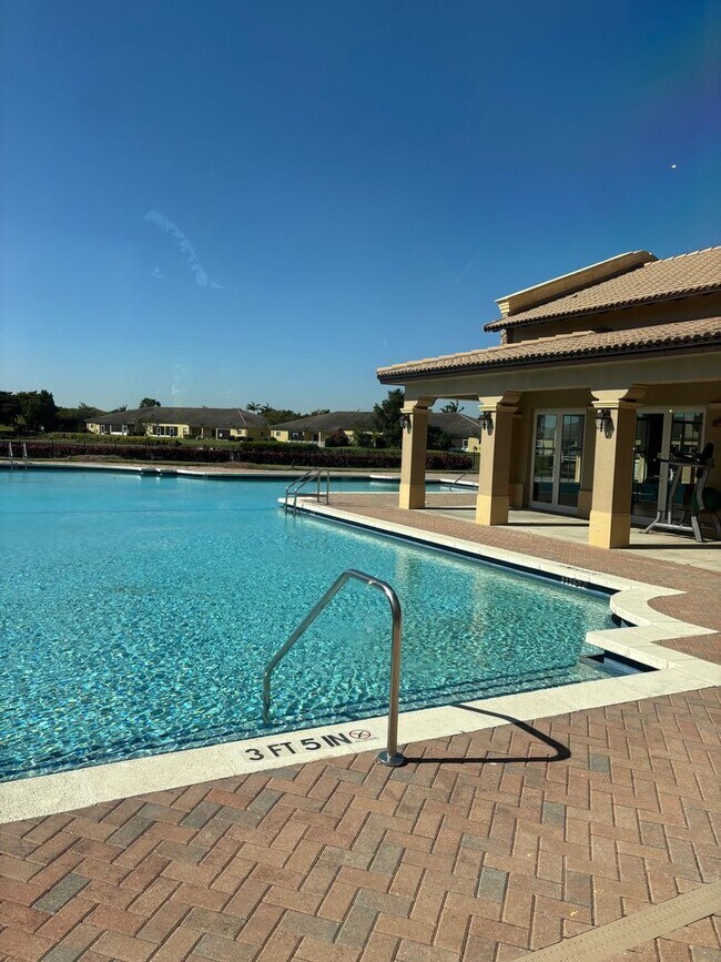 Building Photo - Beautiful 2/2 First-Floor Condo with Lake View in Homestead