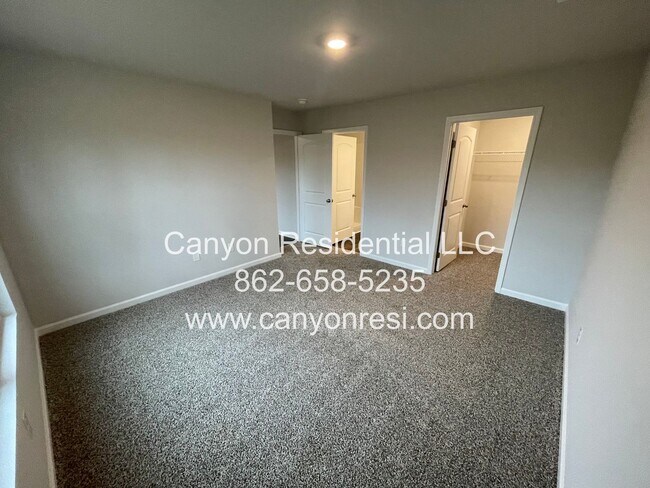 Building Photo - Great Location near everything, beautirul 4 Br 2 Bath