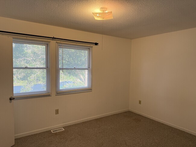 Building Photo - 300 Lee Dr