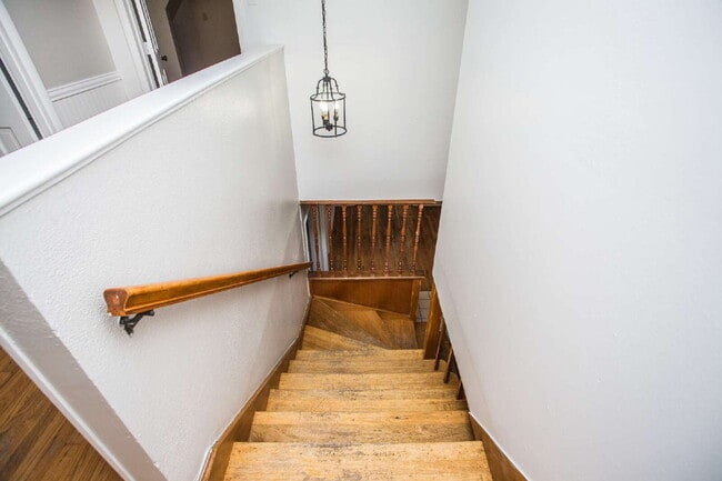 Building Photo - "Spacious 5-Bed Oasis with Granite Elegance & Hardwood Charm in Lubbock!"