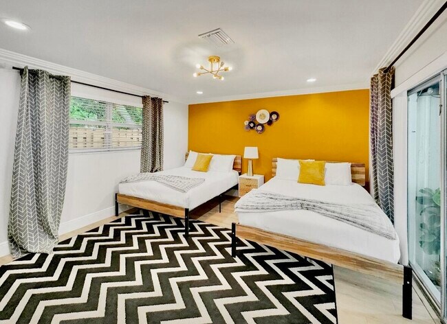 Building Photo - 5940 NE 22nd Ave