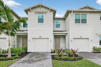 Building Photo - 309 SE Crossoak Ln