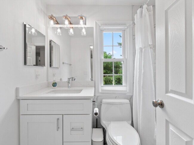 Building Photo - Your Dream Home Awaits!