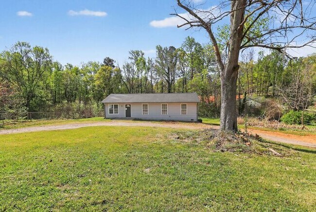 Building Photo - Updated 3BD/2BA Ranch in Lowell, NC!