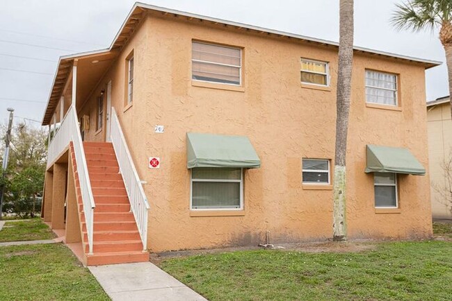 Building Photo - Beautiiful Palm Gardens 2 bedroom, 1 bath ...