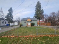 Building Photo - Beautiful Home in the Valley