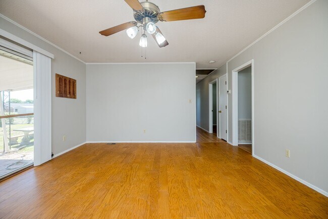 Building Photo - 240 Maywood Dr