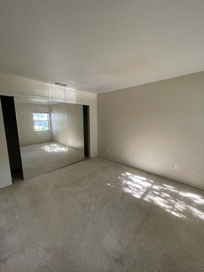 Building Photo - DOWNSTAIRS CONDO IN GATED COMMUNITY