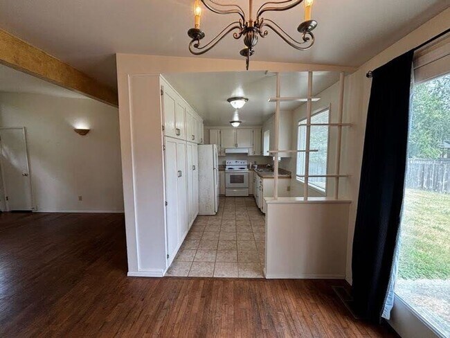 Building Photo - Charming 3-Bedroom Rambler with Spacious Yard & Convenient Location