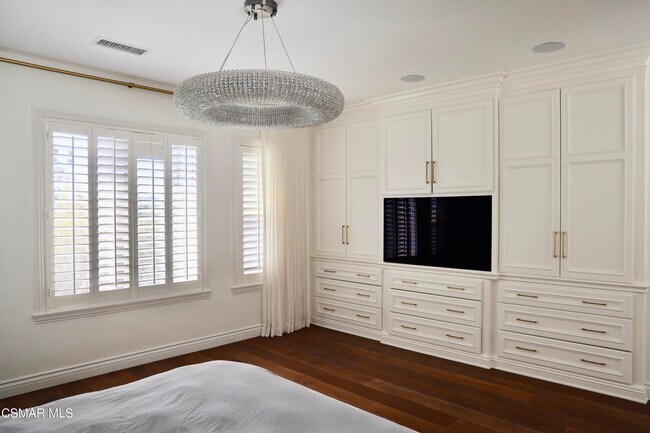 Building Photo - 6072 Mandeville Pl