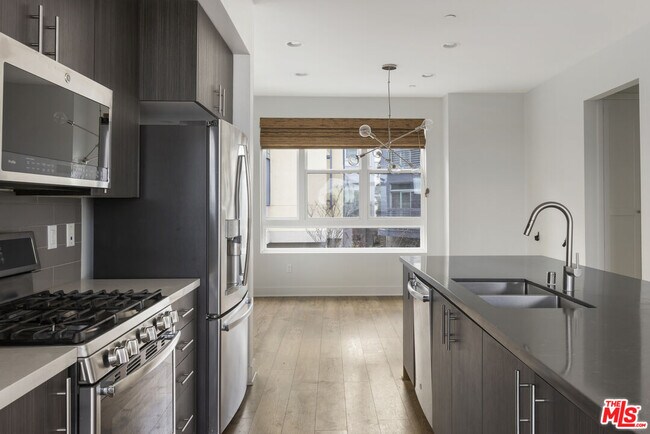 Building Photo - 2753 Waverly Dr