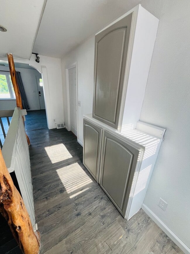 Building Photo - 4 bed, 3 bathroom Home