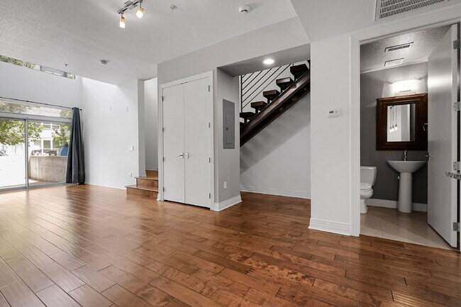 Building Photo - $2,395.00, Spacious Loft, 1.5 bath in Jeff...
