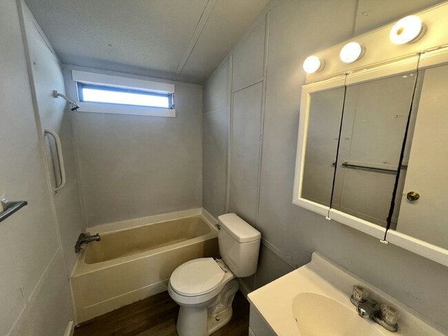 Building Photo - 1133 Chicago Bulls St