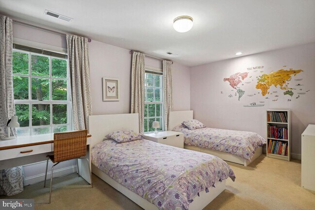 Building Photo - 5 Bed 4.5 Bath - Bethesda len Echo Heights...