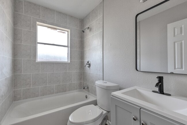 Building Photo - 811 John Adams Dr