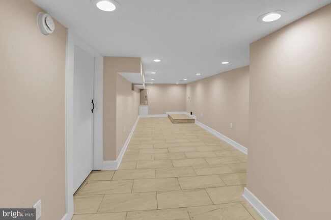 Building Photo - 274 S Alden St