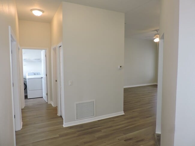 Building Photo - 2/2 Townhome Located in Carriage Homes At ...