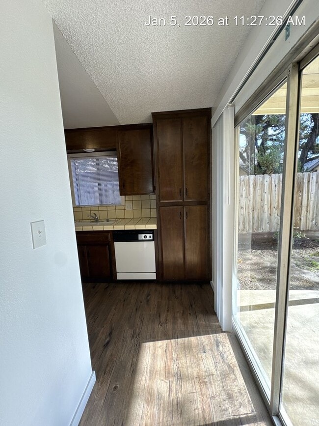 Building Photo - 2710