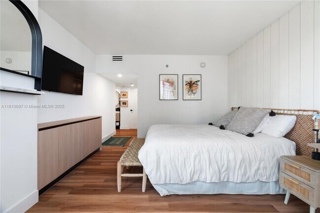 Building Photo - 520 Brickell Key Dr
