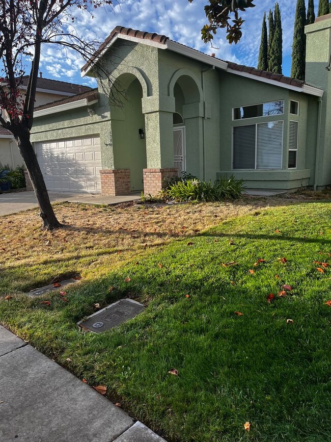 Primary Photo - Beautiful 3/2 Elk Grove Home
