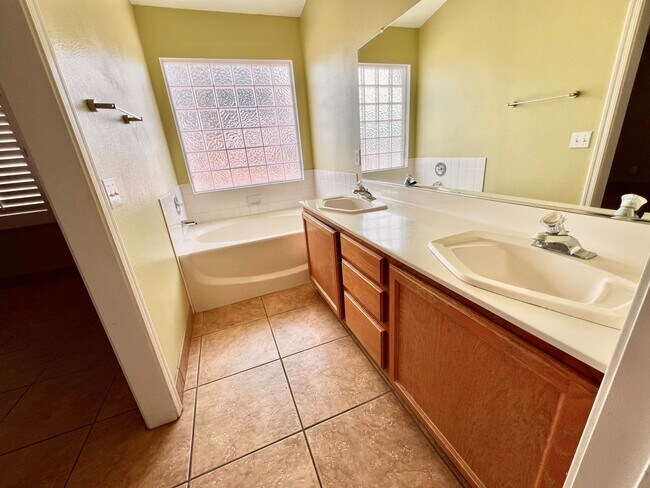 Building Photo - 3 Bedroom Single Story Home