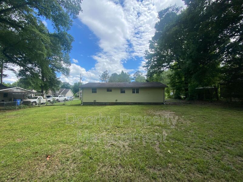 Building Photo - 8325 Oak Dr