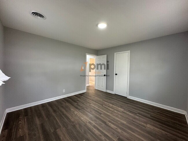 Building Photo - 2015 Central Dr